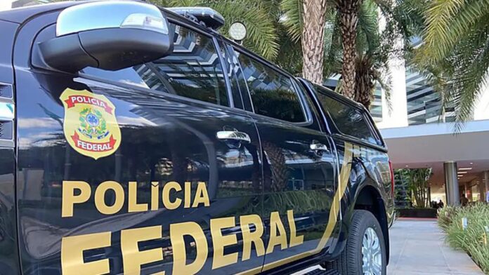 Carro com a inscrição Polícia Federal na lateral