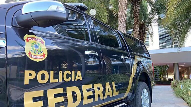 Carro com a inscrição Polícia Federal na lateral