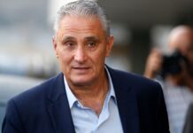 Tite veste terno e camisa azul