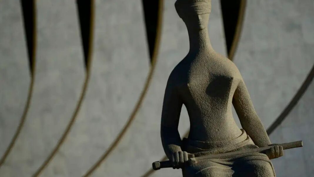 Estátua em frente à fachada do STF