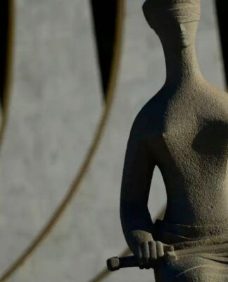 Estátua em frente à fachada do STF