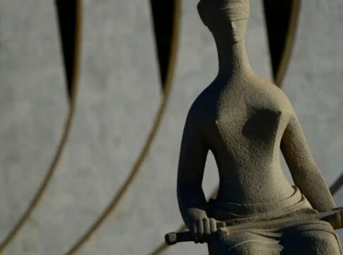 Estátua em frente à fachada do STF