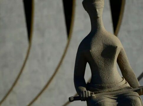 Estátua em frente à fachada do STF