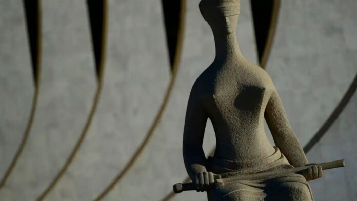 Estátua em frente à fachada do STF