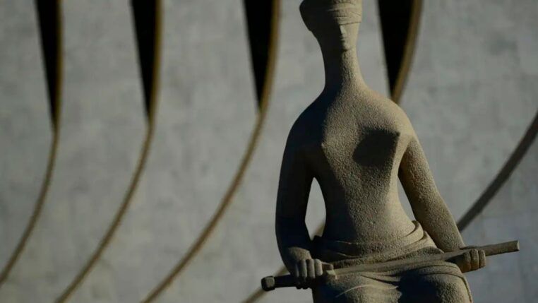 Estátua em frente à fachada do STF