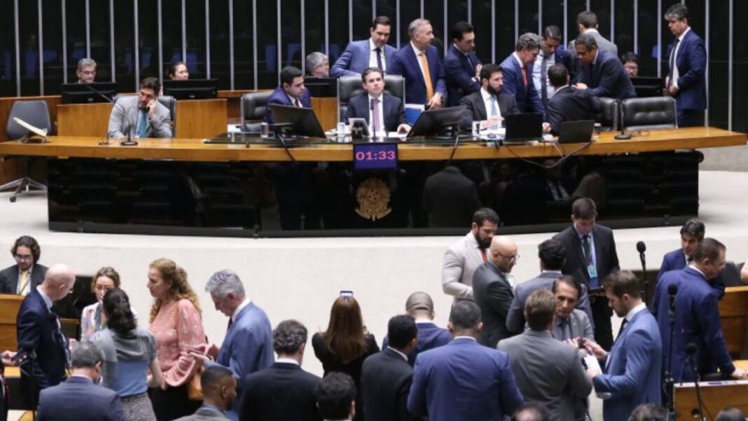 Deputados discutem projetos de lei na Câmara