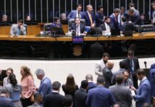 Deputados discutem projetos de lei na Câmara