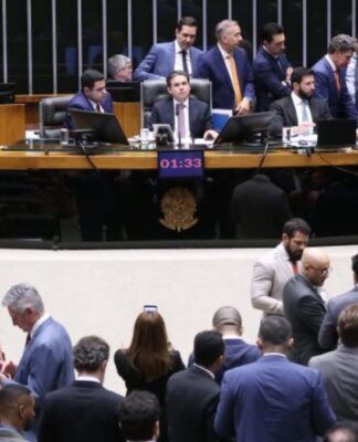 Deputados discutem projetos de lei na Câmara