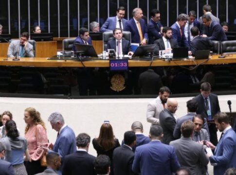 Deputados discutem projetos de lei na Câmara