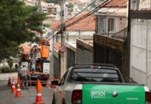 Carro da Enel faz atendimento em poste em rua de São Paulo