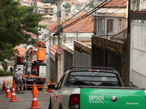 Carro da Enel faz atendimento em poste em rua de São Paulo