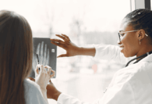 Médicas visualizando exame