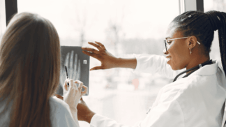 Médicas visualizando exame