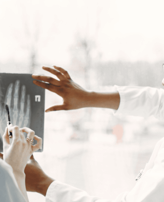 Médicas visualizando exame