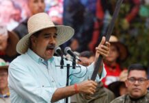 Nicolás Maduro segura uma espada durante discurso diante do microfone