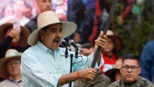 Nicolás Maduro segura uma espada durante discurso diante do microfone