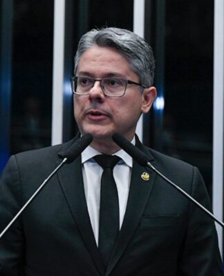 Senador Alessandro Vieira (homem de terno, óculos e cabelos grisalhos) falando durante sessão no Senado