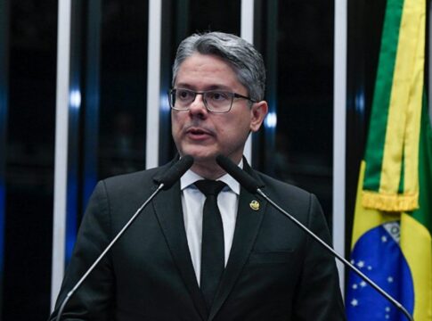 Senador Alessandro Vieira (homem de terno, óculos e cabelos grisalhos) falando durante sessão no Senado