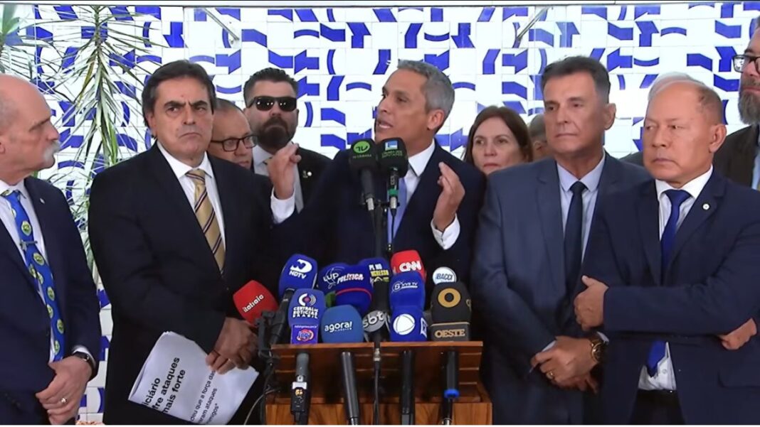 Senadores e deputados em um palanque de coletiva de imprensa