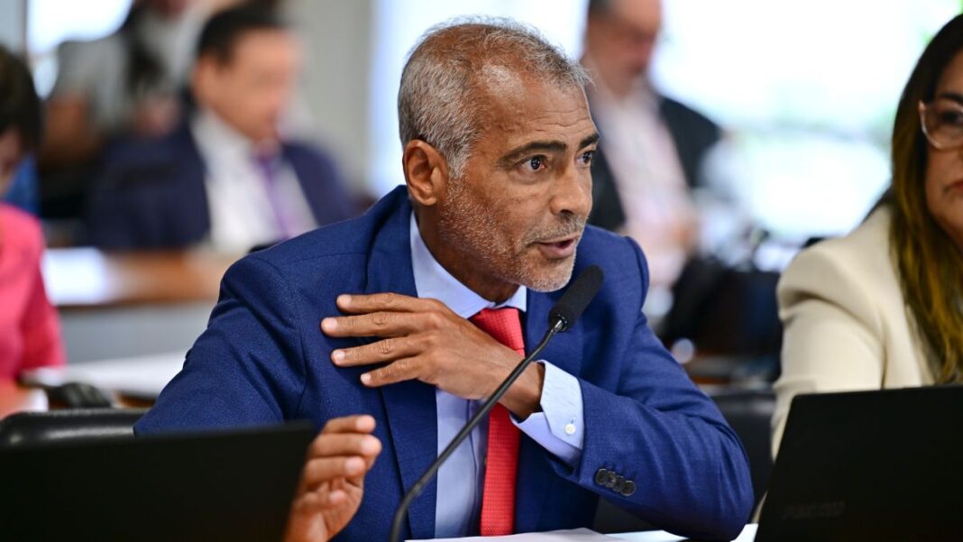 Senador Romário fala ao microfone durante sessão da Casa