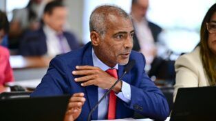 Senador Romário fala ao microfone durante sessão da Casa