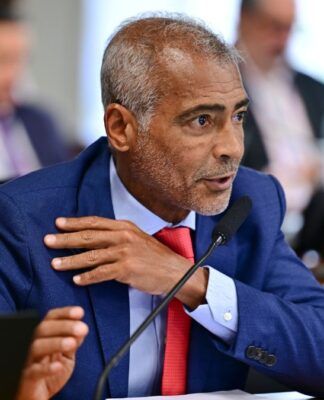 Senador Romário fala ao microfone durante sessão da Casa