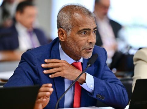 Senador Romário fala ao microfone durante sessão da Casa