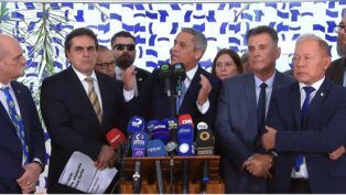 Senadores e deputados em um palanque de coletiva de imprensa