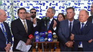 Senadores e deputados em um palanque de coletiva de imprensa