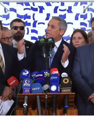 Senadores e deputados em um palanque de coletiva de imprensa