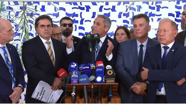 Senadores e deputados em um palanque de coletiva de imprensa