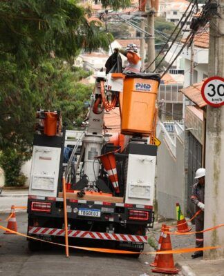 Prefeitura questiona Enel sobre frota parada enquanto 2 milhões ficam sem luz
