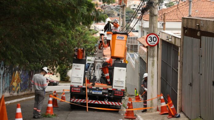 Prefeitura de SP questiona Enel sobre frota parada enquanto 2 milhões ficaram sem luz