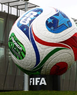 Bola gigante da Copa do Mundo em exposição
