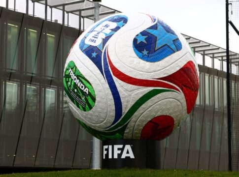 Bola gigante da Copa do Mundo em exposição