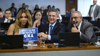 Parlamentares exibem cartaz "Fim da escala 6x1"... Leia mais em https://www.cartacapital.com.br/politica/ccj-do-senado-aprova-emenda-que-pode-acabar-com-a-escala-6x1-veja-os-proximos-passos/. O conteúdo de CartaCapital está protegido pela legislação brasileira sobre direito autoral. Essa defesa é necessária para manter o jornalismo corajoso e transparente de CartaCapital vivo e acessível a todos
