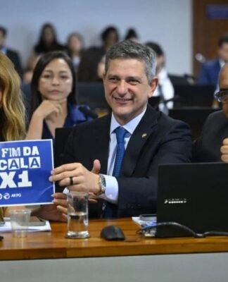 Parlamentares exibem cartaz 