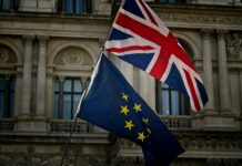 Bandeiras do Reino Unido e da União Europeia