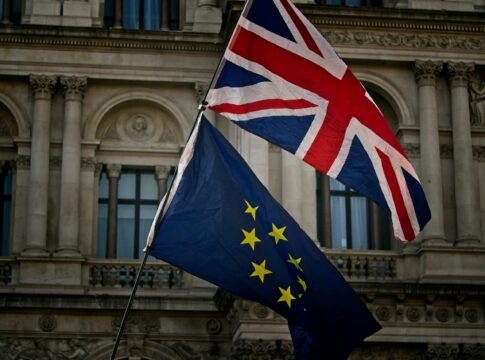 Bandeiras do Reino Unido e da União Europeia