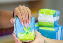 Pessoa comprando/recebendo absorvente