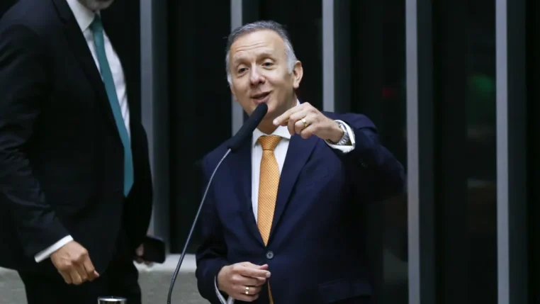 O deputado Aguinaldo Ribeiro (PP-PB) discursa na Câmara dos Deputados