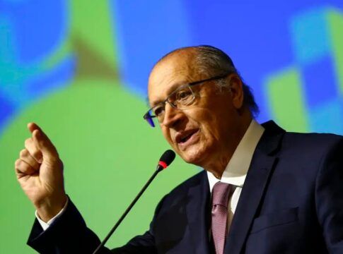 Geraldo Alckmin gesticula com a mão direita enquanto fala ao microfone