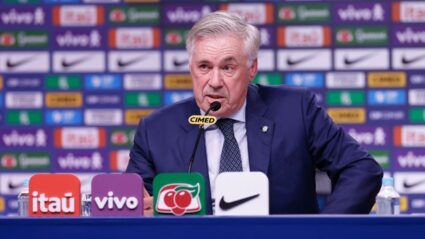 Carlo Ancelotti fala ao microfone durante entrevista coletiva da seleção