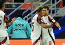 Giorgian de Arrascaeta, do Flamengo, comemora com companheiros o gol marcado contra o Cruz Azul, pela Copa Intercontinental