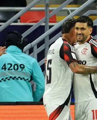 Giorgian de Arrascaeta, do Flamengo, comemora com companheiros o gol marcado contra o Cruz Azul, pela Copa Intercontinental