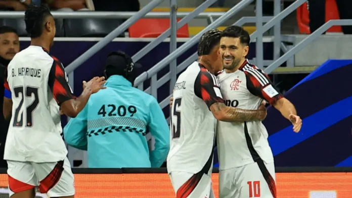 Giorgian de Arrascaeta, do Flamengo, comemora com companheiros o gol marcado contra o Cruz Azul, pela Copa Intercontinental