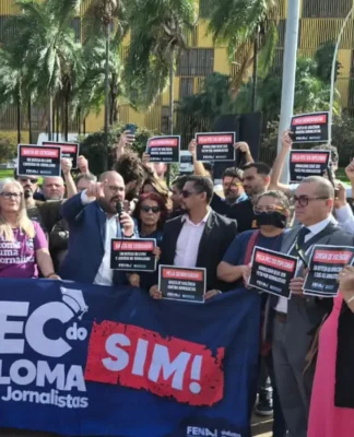 Jornalistas fazem ato contra censura e agressões na Câmara