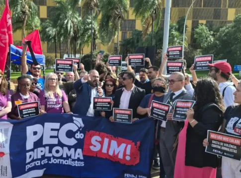 Jornalistas fazem ato contra censura e agressões na Câmara
