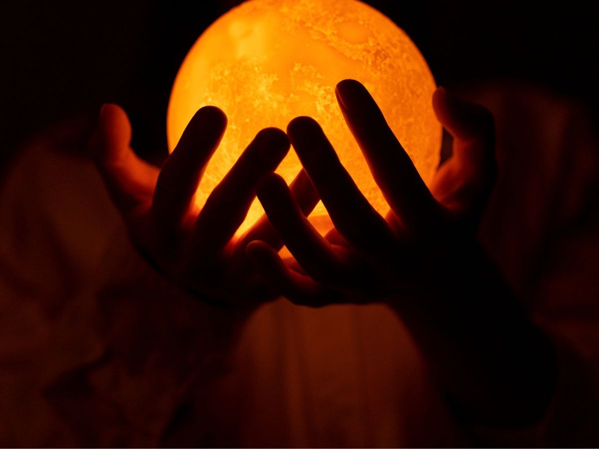 Bola de cristal na mão de uma pessoa