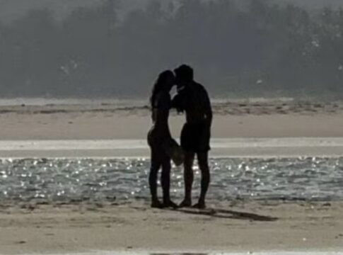 Bruna Marquezine e Shawn Mendes trocam beijos em praia de Alagoas